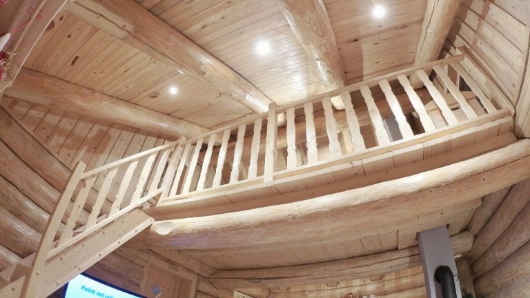 Drevený interiér zrubového domu | jrloghomes.sk