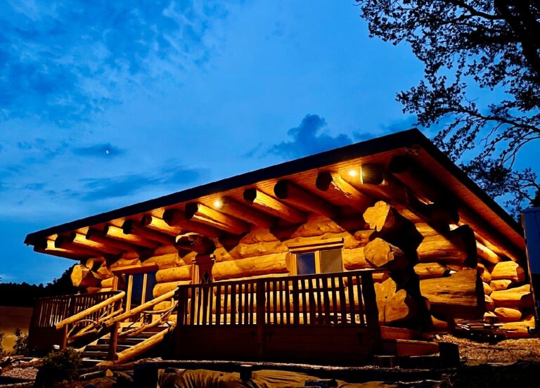 Kanadský zrubový dom, nočný pohľad - log home | jrlogohmes.sk