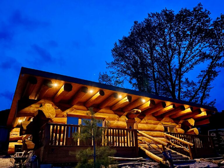 Kanadský zrubový dom, nočný pohľad - log home | jrlogohmes.sk