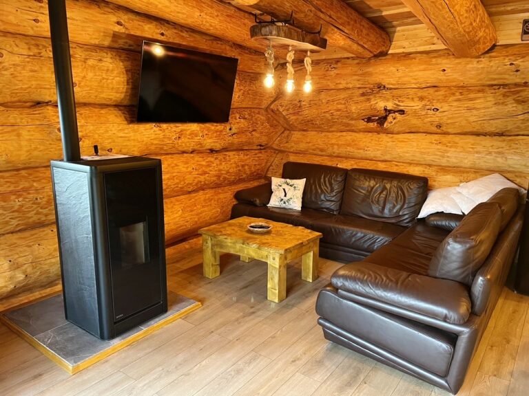 Interiér kanadského zrubového domu - log home | jrlogohmes.sk