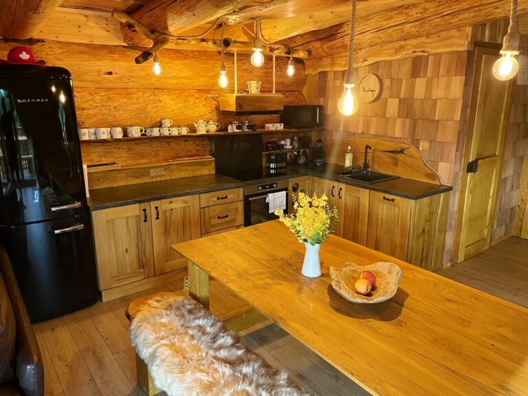 Interiér kanadského zrubového domu - log home | jrlogohmes.sk